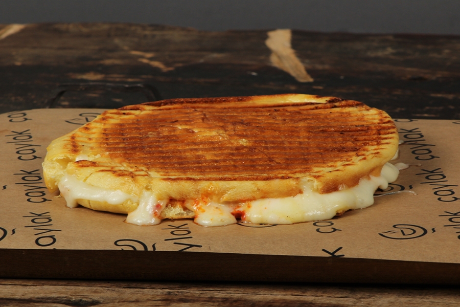 Üç Peynirli Bazlama Tost