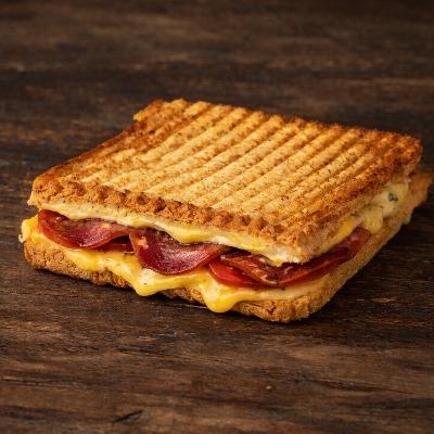 Glütensiz - Pastırmalı Kaşarlı Tost