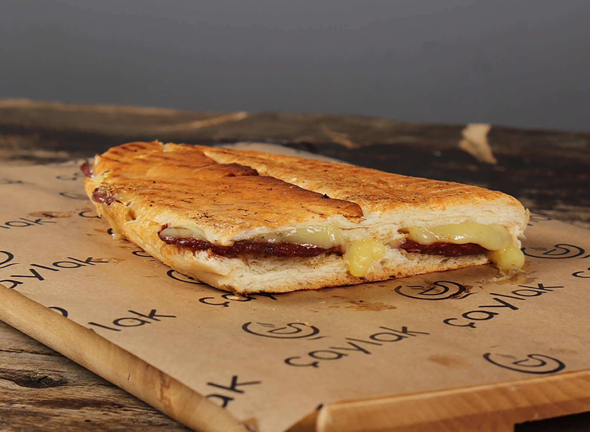 Sucuklu Kaşarlı Tost